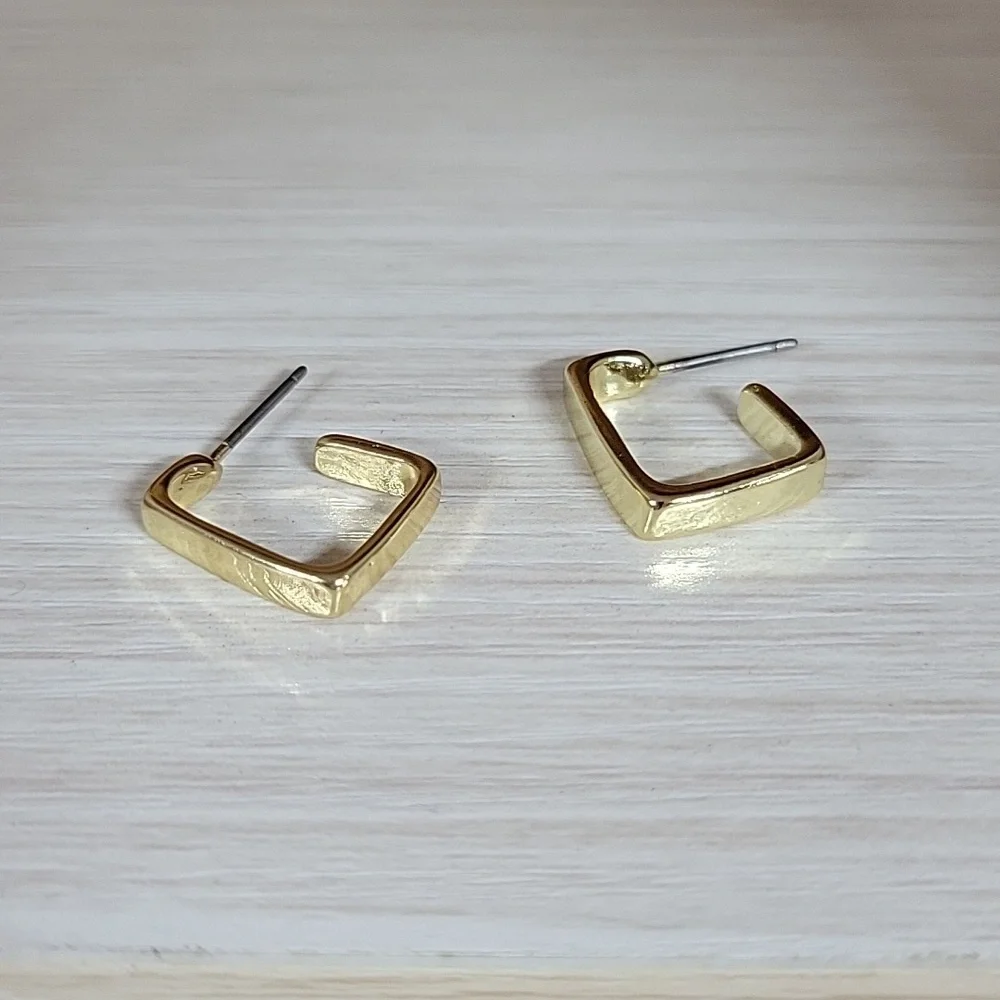 🔥LAST PAIR🔥 SQUARE HOOP EARRINGS